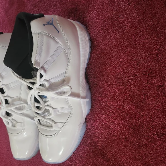Jordan | Shoes | Jordan White Athletic Shoes Modern Design  display picture 2
